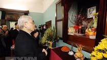 Tổng Bí thư dâng hương tưởng niệm Chủ tịch Hồ Chí Minh tại Nhà 67