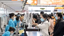 Sau nghỉ Tết, sân bay Nội Bài, Tân Sơn Nhất vẫn đông nghẹt khách