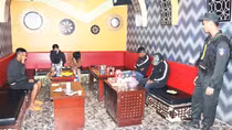 Khách cùng nhân viên karaoke lắc lư phê ma túy