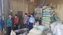 Phát hiện hàng chục tấn cám mỳ trộn bột đá