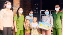 Công an tỉnh Tây Ninh tặng quà trẻ mồ côi và người dân nghèo