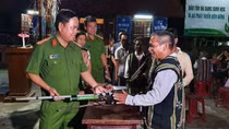 Trưởng Công an xã với bà con Cơ Tu