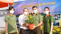 Lan tỏa nghĩa cử từ mô hình bán hoa, góp quỹ tặng quà Tết người nghèo