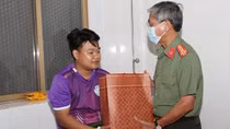 Thăm hỏi, động viên CBCS chữa cháy tại cửa hàng tạp hóa