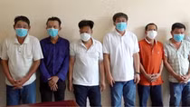 Tám con bạc bị bắt trên sới lắc bầu cua ngày Tết