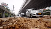 Truy tìm xe tải làm rơi bùn đất ngập đường dẫn lên cầu cạn Mai Dịch - Nam Thăng Long