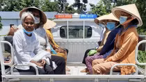 Công an dùng xe đặc chủng đón người dân đi làm CCCD