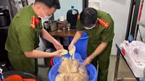 Thu giữ 14 bình khí cười trong quán bar Lavita ở phố cổ