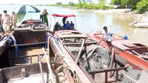 Bắt 3 tàu khai thác cát trái phép trên sông Đáy