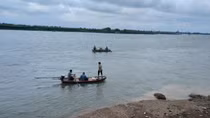 Nữ giáo viên nghi bế 2 con nhảy sông