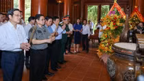 Thủ tướng dâng hương tưởng niệm Chủ tịch Hồ Chí Minh, tri ân anh hùng, liệt sĩ