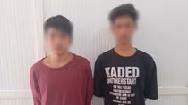Hai nam sinh cướp giật điện thoại ở công viên