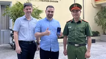 Du khách Nga cảm kích khi nhận lại điện thoại bị cướp