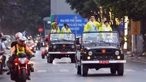 Lửa SEA Games rực cháy, diễu hành qua đường phố Thủ đô