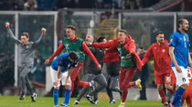 Italia ngồi nhà xem World Cup, HLV Roberto Mancini than "quá đen"