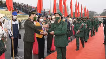 Thứ trưởng Trần Quốc Tỏ dự lễ giao nhận tân binh tại huyện Thanh Trì