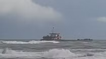 Cứu hộ tàu có 9 thuyền viên bị đá chọc thủng buồng lái