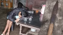 Chủ nhà đâm chết bạn nhậu rồi... ngủ gục
