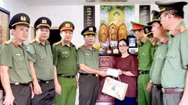 Công an Bình Phước thăm và trao tiền hỗ trợ cho gia đình 3 liệt sỹ Cảnh sát PCCC