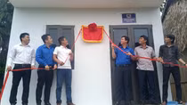 Trao tặng nhà nổi bằng bê tông cho người dân tránh lũ