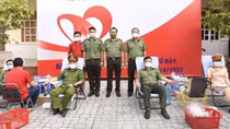 Hàng trăm CBCS Công an tỉnh Cà Mau hiến máu tình nguyện