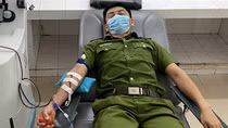 Hai cán bộ, chiến sĩ Công an hiến tiểu cầu cứu người bạo bệnh