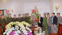 Công an tỉnh Hà Nam thăm, tặng quà chúc mừng các giáo xứ