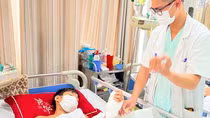 Tự làm thước kẻ gỗ, bé trai 13 tuổi gần đứt lìa bàn tay