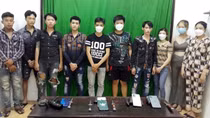 Nhóm thanh niên mang súng và nhiều hung khí tụ tập tại bờ kè
