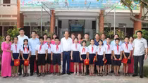 San sẻ yêu thương, giúp học sinh nghèo Nam Định vượt khó