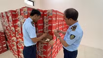 Tạm giữ hàng nghìn thùng bánh bông lan nghi nhập lậu