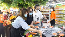 Giá xăng dầu giảm mạnh, giá hàng hoá vẫn cao