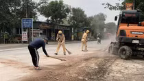 CSGT thu dọn vật liệu rơi vãi trên đường