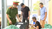 Xe chuyển phát nhanh chở nhiều hàng hóa không rõ nguồn gốc