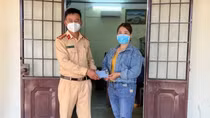 Cảnh sát giao thông giúp người dân tìm lại tài sản bị đánh rơi