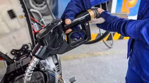 Xăng RON95-III vượt 26.800 đồng mỗi lít, tăng cao nhất từ trước tới nay