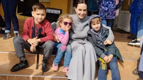 Nữ minh tinh Angelina Joe đến thăm vùng chiến sự tại Ukraine