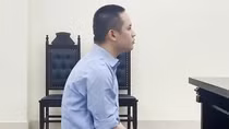 Hất văng người phụ nữ trên nắp capo xuống đường, lái xe lĩnh 12 năm tù