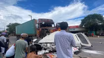 Xe container va chạm xe tải van khiến 2 người thương vong