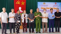 Cục Cảnh sát điều tra tội phạm về ma túy tặng quà gia đình chính sách