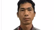 Đâm 2 người thương vong rồi leo lên mái nhà lẩn trốn