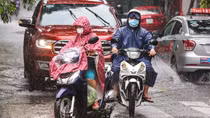 Miền Bắc hứng mưa to, cảnh báo lốc sét; Nam Bộ nắng nóng