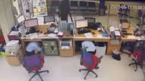 Nút báo động kết nối với Công an khiến tên cướp ngân hàng "bó tay"