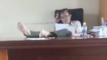 Hạt trưởng kiểm lâm "thích gác chân lên bàn" bị hạ bậc làm Hạt phó