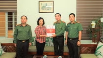 Thứ trưởng Trần Quốc Tỏ thăm gia đình cố lãnh đạo Bộ Công an nhân kỷ niệm Ngày Nhà giáo Việt Nam