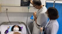 Một phụ nữ có nguy cơ mù mắt vì tiêm filler nâng mũi