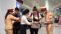Tuyên truyền ATGT bằng tờ rơi song ngữ cho người nước ngoài