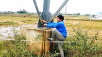 Leo lên trụ tải điện 110kv để tháo trộm hàng trăm thanh giằng, bulong