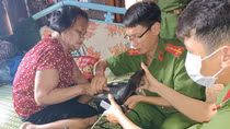 Công an huyện Bảo Lâm trao 700 phần quà cho bà con nghèo