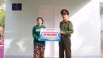 Công an tỉnh Ninh Thuận trao tặng căn nhà mái ấm tình thương cho một phụ nữ